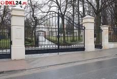 W prezencie piękny park za okazałą bramą Mini_2u2a3618