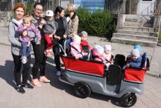 Maluchy ze żłobka na słonecznym spacerze Mini_pt-maluchy